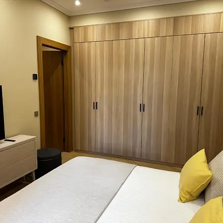 Raina Park View 2br Appartement *